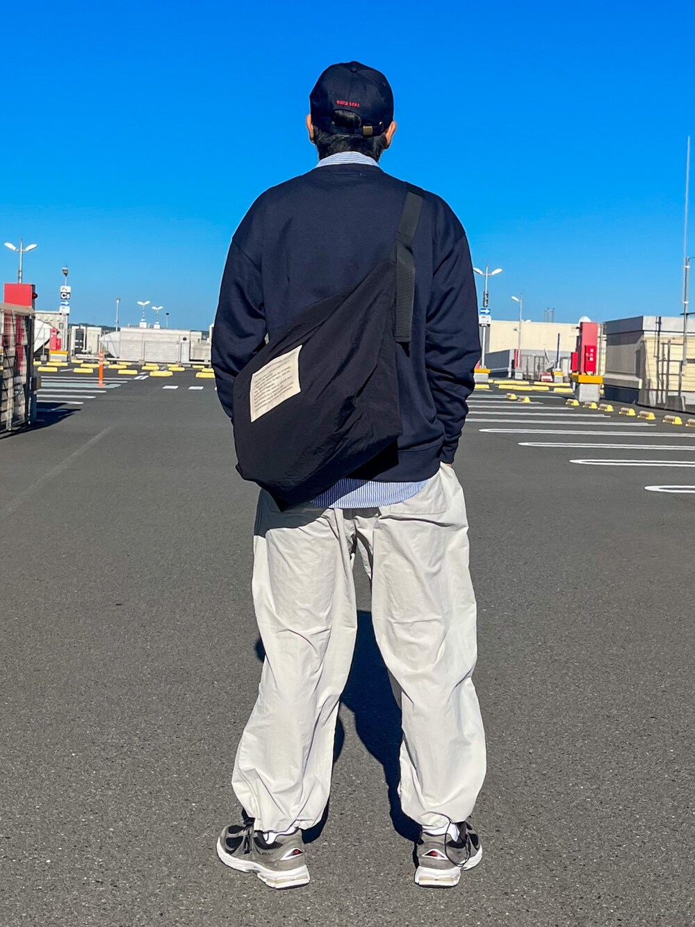 ブルー系のスウェット、ブルー系のシャツ/ブラウス、ホワイト系のショルダーバッグを着用したメンズの秋コーディネートの2枚目の写真