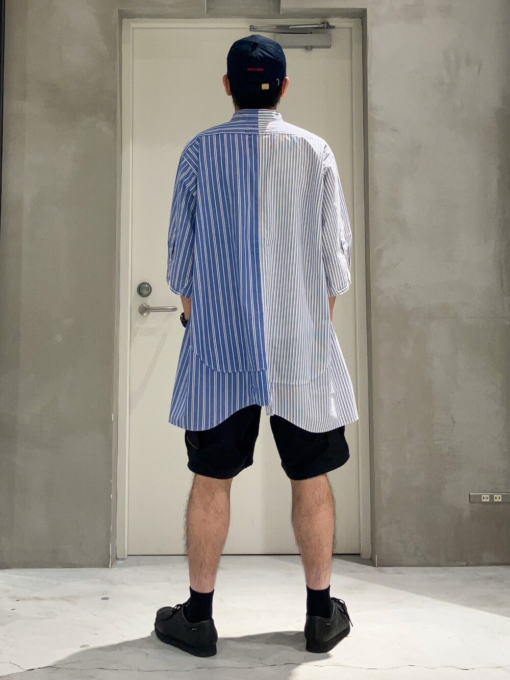 「お出かけコーデ、柄シャツ、キャップ、古着MIX、夏セールで買いました、ショートパンツ、夏コーデ、ZOZOセール2023夏、シャツスタイル、ストリート、カーゴパンツ、シンプル、ビッグシルエット、大人カジュアル、きれいめカジュアル」｜「Clarksの【Clarks / クラークス】Wallabee GTX ワラビー ゴアテックス（モカシン/デッキシューズ、ブラック系）」を使った、しょーへーさん（メンズ・175cm）の夏コーディネートの2枚目の写真