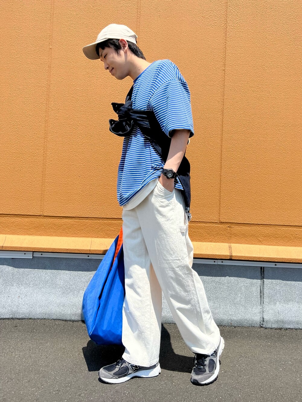 ブルー系のTシャツ/カットソー、ブルー系のシャツ/ブラウス、ホワイト系のTシャツ/カットソーを着用したメンズの夏コーディネートの3枚目の写真