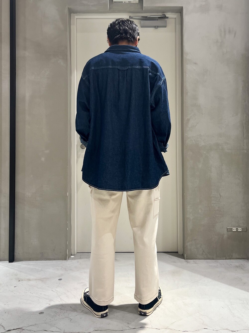 「秋服準備はじめました、カラー×コーデ、韓国ファッション、デニム、休日スタイル、古着MIX、ロンT、スニーカー、シャツスタイル、淡色コーデ、秋コーデ、オトナカジュアル、ビッグシルエット、カジュアルコーデ、オーバーサイズ」｜「GEVACOの【GEVACO / ゲバコ】【ユニセックス】デニムショールカラーワークシャツ（シャツ/ブラウス、ブルー系）」を使った、しょーへーさん（メンズ・175cm）の夏コーディネートの2枚目の写真