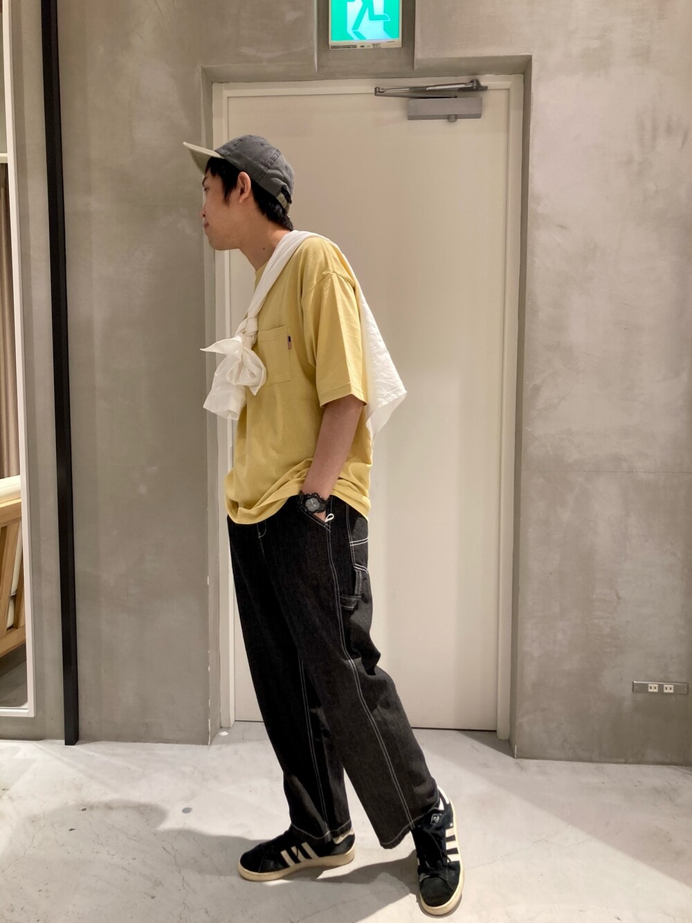 ホワイト系のシャツ/ブラウス、イエロー系のTシャツ/カットソー、ブラック系のデニムパンツを着用したメンズの夏コーディネートの2枚目の写真