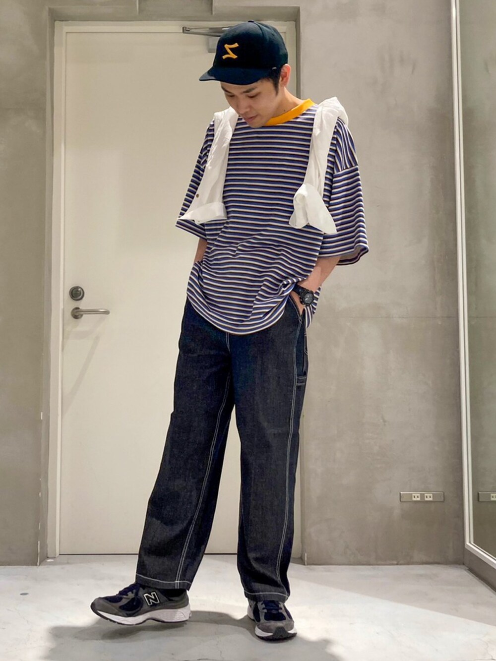 ブラウン系のTシャツ/カットソー、ホワイト系のシャツ/ブラウス、ブルー系のデニムパンツを着用したメンズの夏コーディネートの2枚目の写真