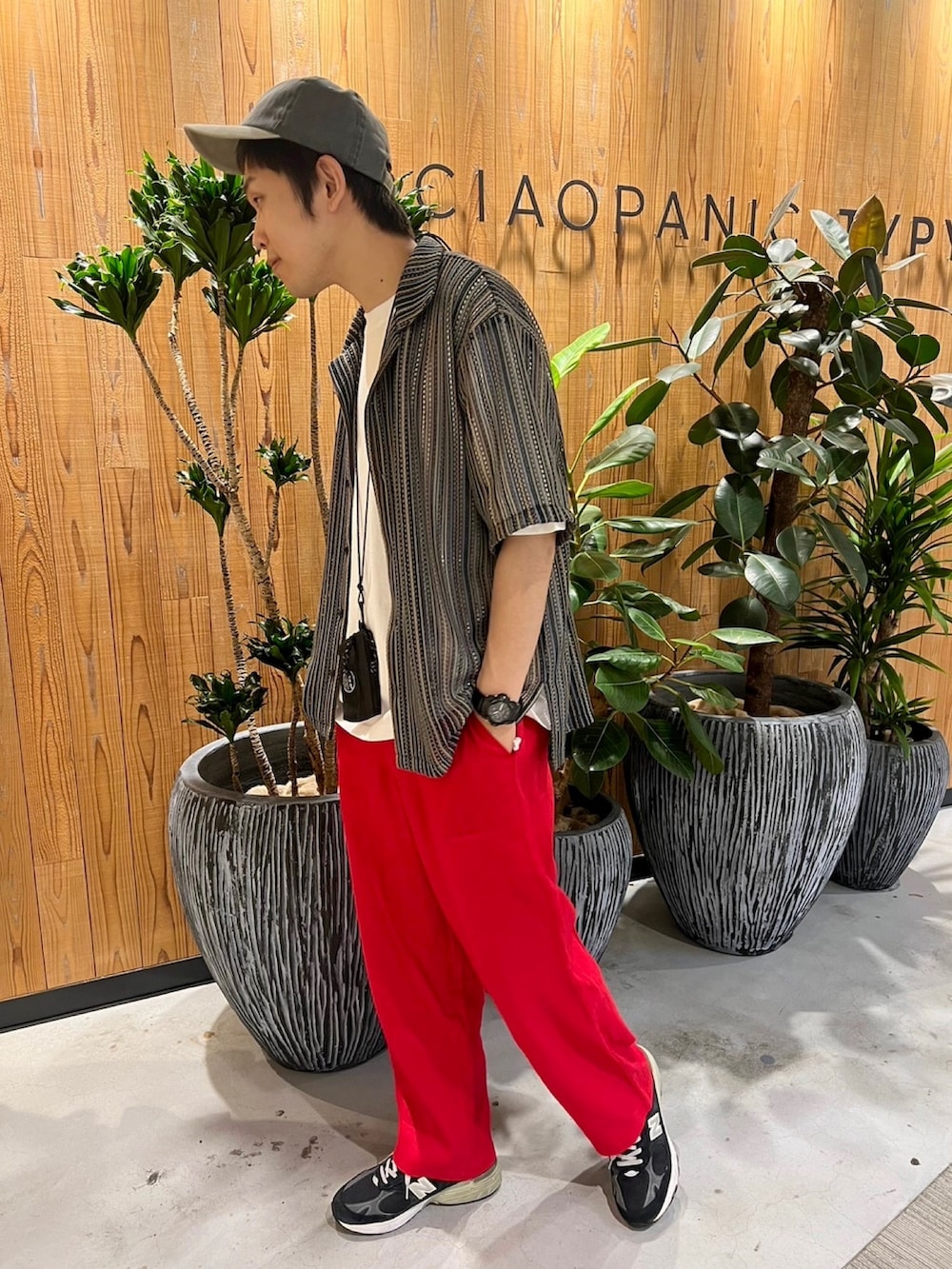 「カラーパンツ、休日スタイル、ショルダーバッグ、ストライプシャツ、ビッグシルエット、お出かけコーデ、キャップ、リネン」｜「CIAOPANIC TYPYのマルチストライプ透かし編みバルファレースシャツ（シャツ/ブラウス、グリーン系）」を使った、しょーへーさん（メンズ・175cm）の夏コーディネートの2枚目の写真