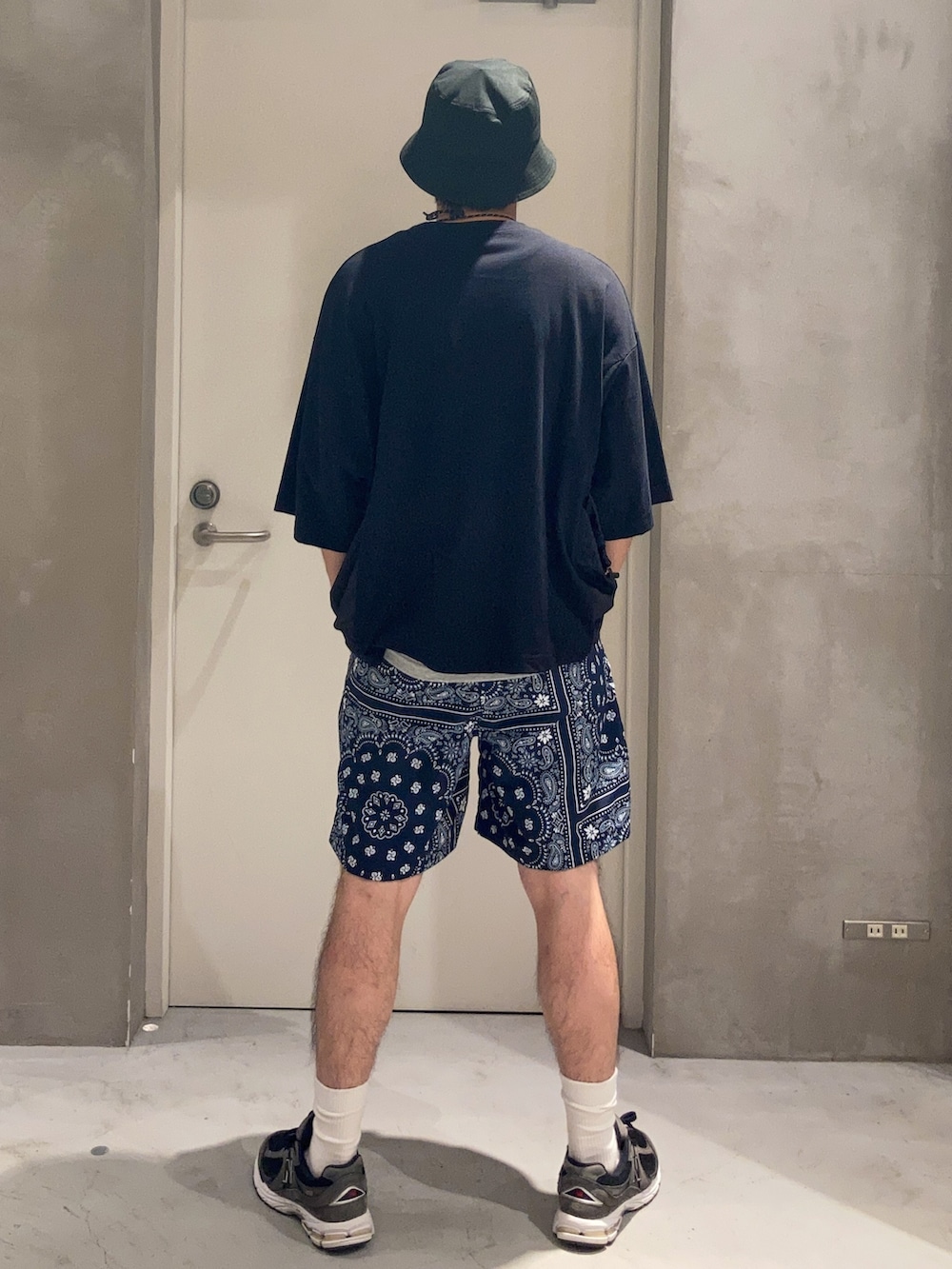 「夏だ！Tシャツ着よう！、スニーカー、夏コーデ、休日スタイル、ストリート、バケットハット、ビッグシルエット、フェススタイル、お出かけコーデ、大人カジュアル、初夏コーデ、Tシャツ、ハーフパンツ、メンズファッション、アウトドアスタイル」｜「CIAOPANIC TYPYのコインケースショルダー/ミニパーパスショルダー（ショルダーバッグ、その他）」を使った、しょーへーさん（メンズ・175cm）の夏コーディネートの2枚目の写真