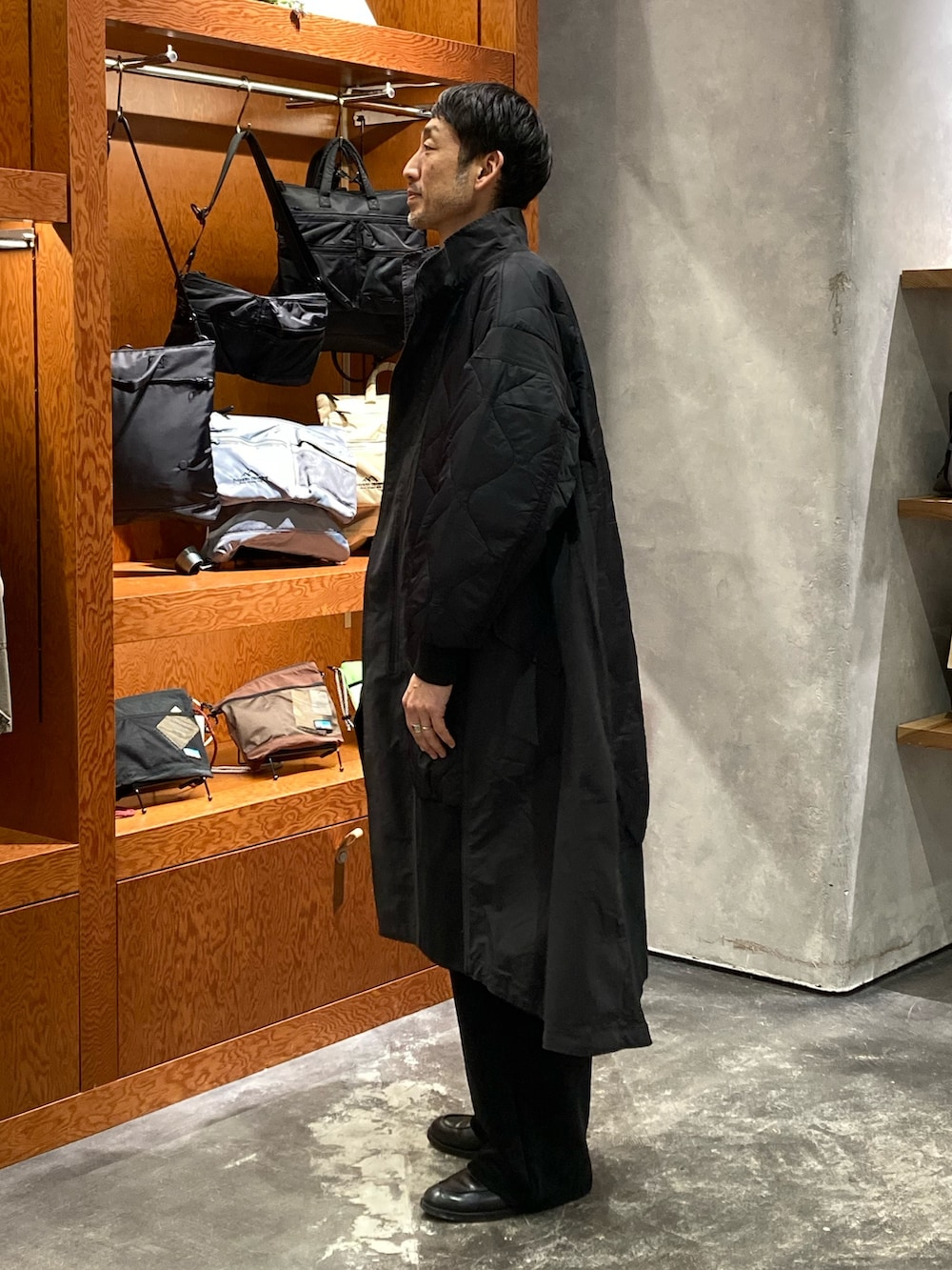 ブラック系のその他パンツ、ブラック系のモッズコート、ブルー系のブルゾンを着用したメンズの冬コーディネートの2枚目の写真