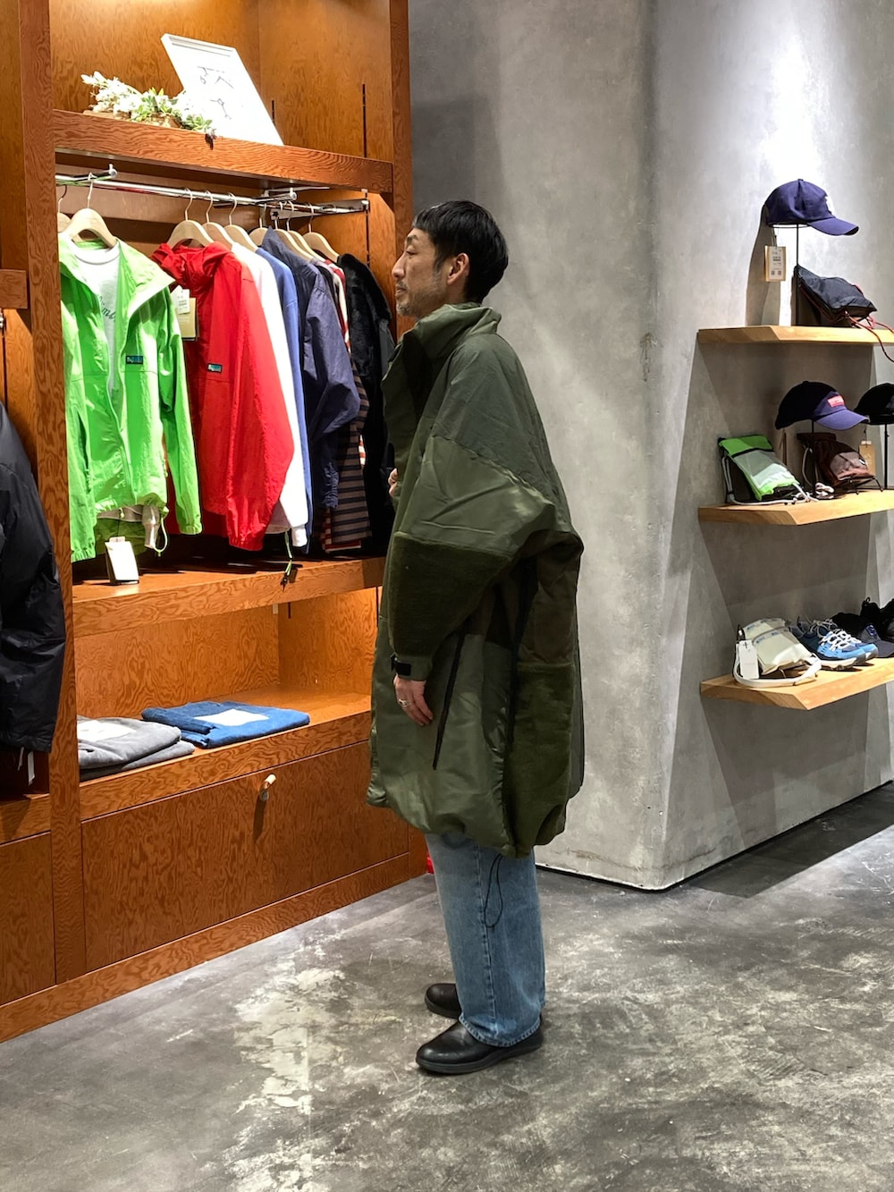 グレー系のスウェット、グリーン系のモッズコートを着用したメンズの冬コーディネートの2枚目の写真