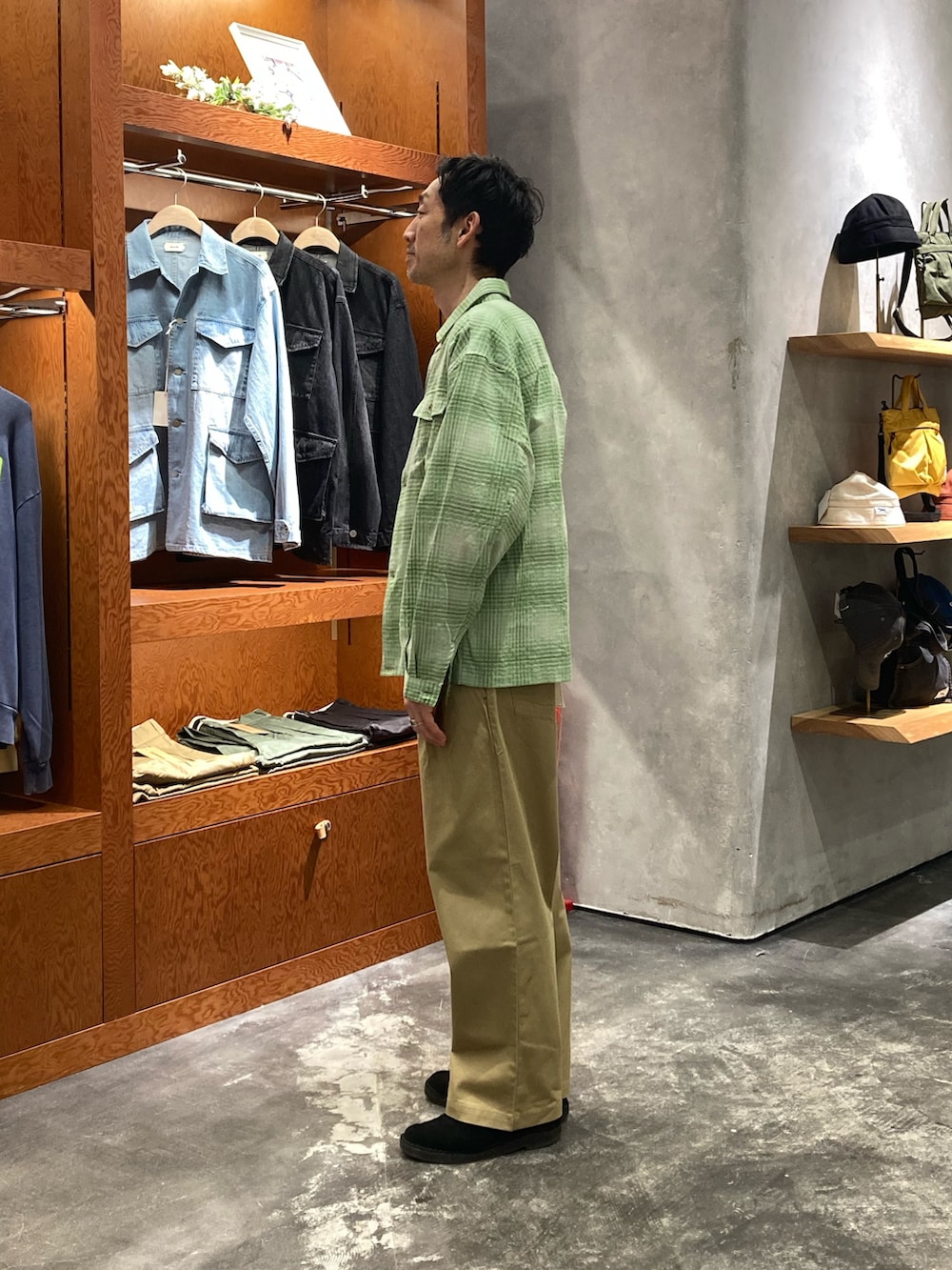 グリーン系のシャツ/ブラウス、グレー系のTシャツ/カットソー、ベージュ系のデニムパンツを着用したメンズの春コーディネートの2枚目の写真