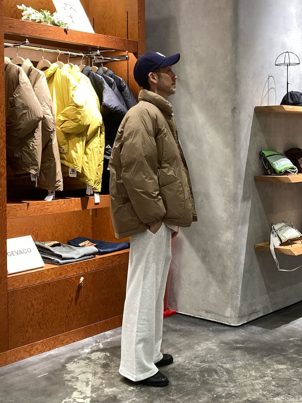 グレー系のスウェットパンツ、ベージュ系のダウンジャケット/コート、ベージュ系のスウェットを着用したメンズの冬コーディネートの2枚目の写真