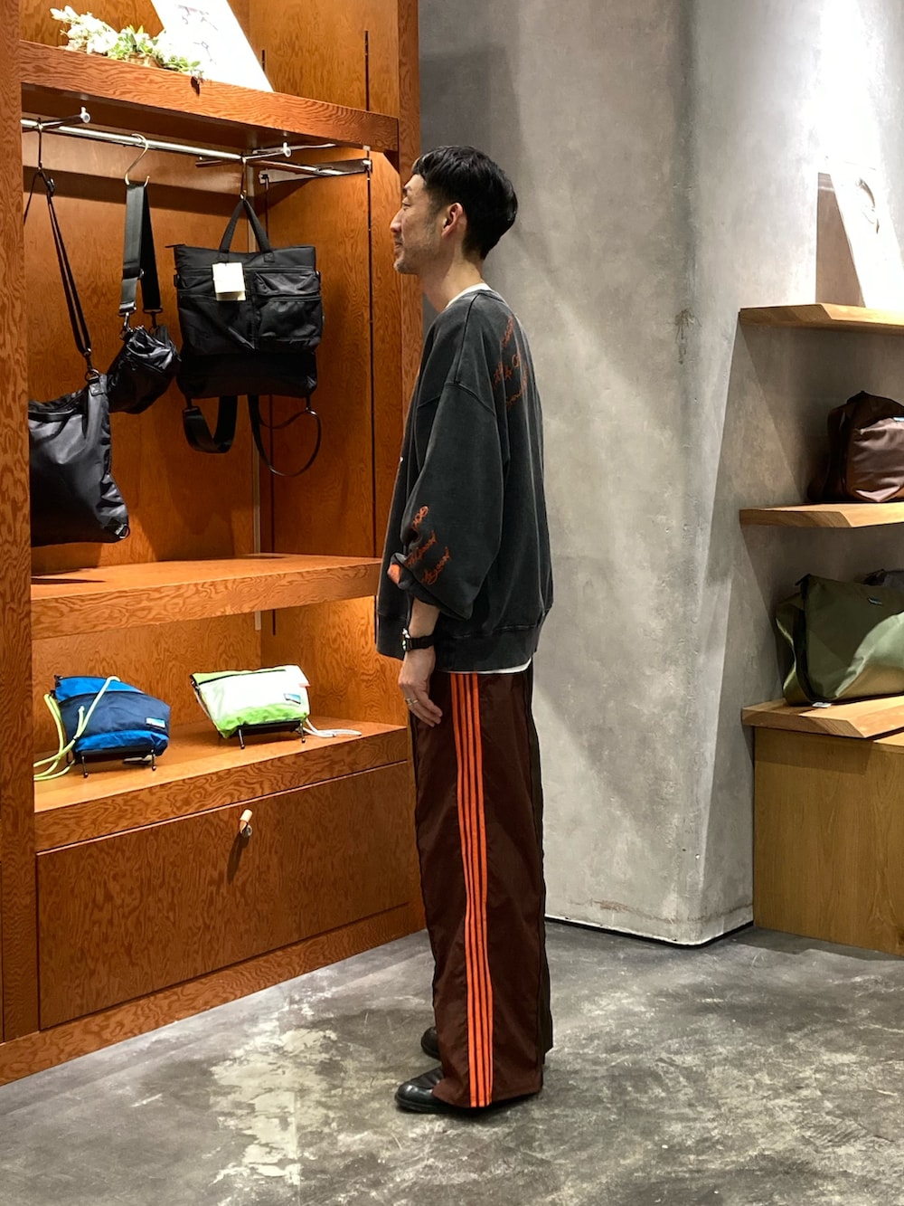 ブラック系のスウェット、ブラウン系のスウェットパンツを着用したメンズの冬コーディネートの2枚目の写真