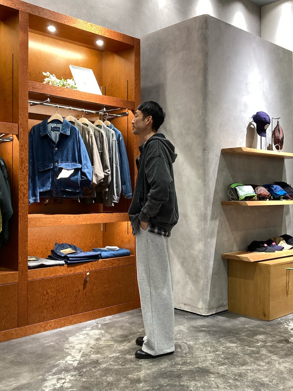 グレー系のその他パンツ、ブラック系のシャツ/ブラウス、ブラック系のパーカーを着用したメンズの秋コーディネートの2枚目の写真