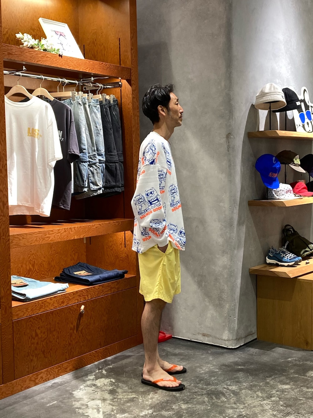 ホワイト系のTシャツ/カットソー、イエロー系のその他パンツを着用したメンズの夏コーディネートの2枚目の写真