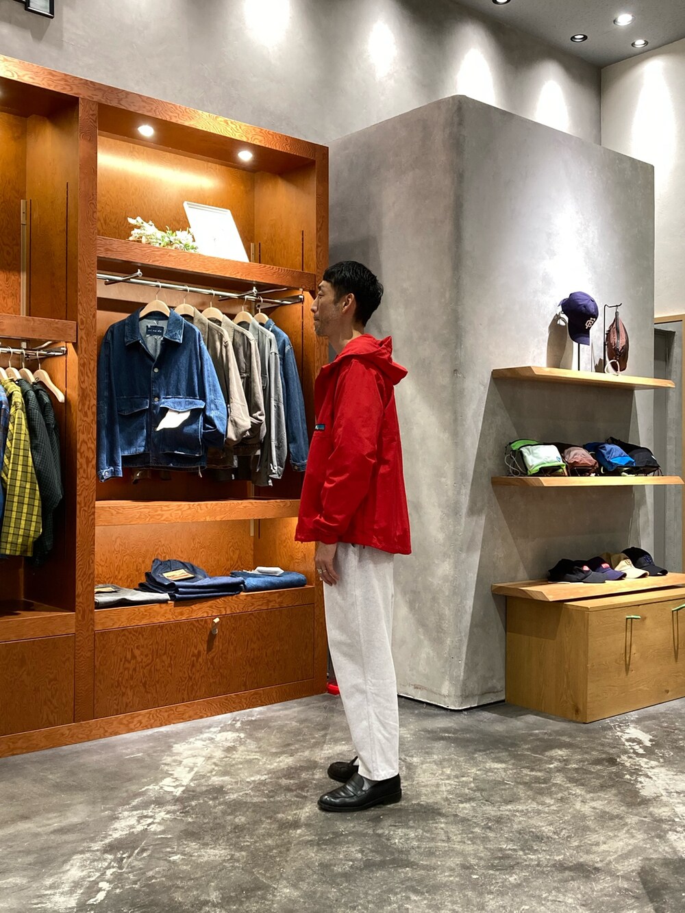 グレー系のその他パンツ、ホワイト系のTシャツ/カットソー、レッド系のマウンテンパーカーを着用したメンズの秋コーディネートの2枚目の写真