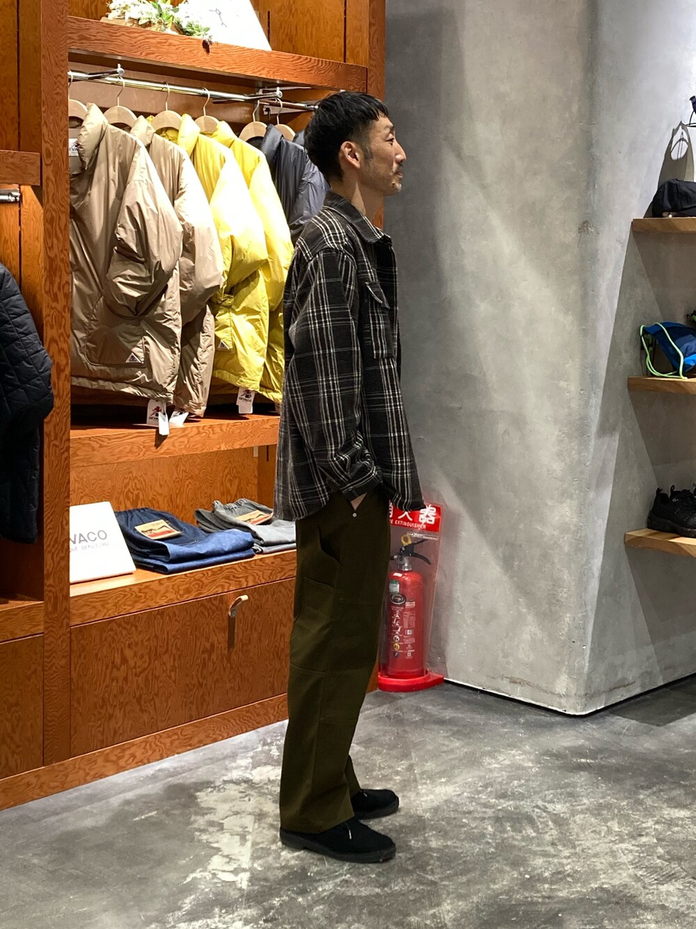 ブラウン系のその他パンツ、グレー系のスウェット、ブラウン系のシャツ/ブラウスを着用したメンズの冬コーディネートの2枚目の写真