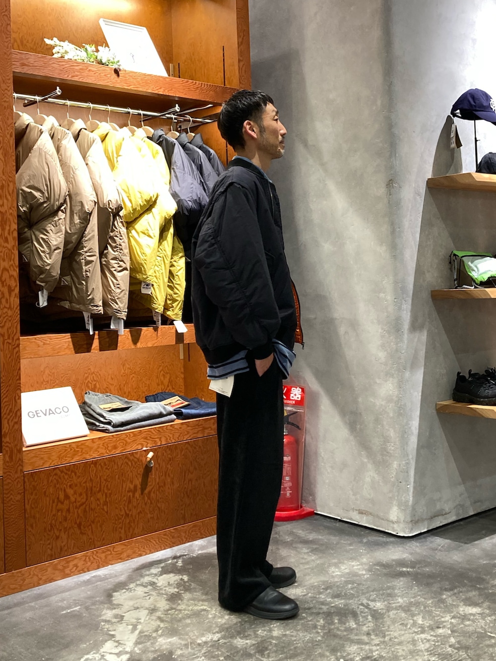 ブラック系のその他パンツ、ブラック系のMA-1、ブルー系のTシャツ/カットソーを着用したメンズの冬コーディネートの2枚目の写真