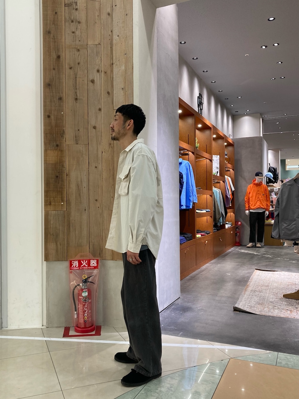 ホワイト系のシャツ/ブラウス、ブルー系のスウェットを着用したメンズの春コーディネートの2枚目の写真