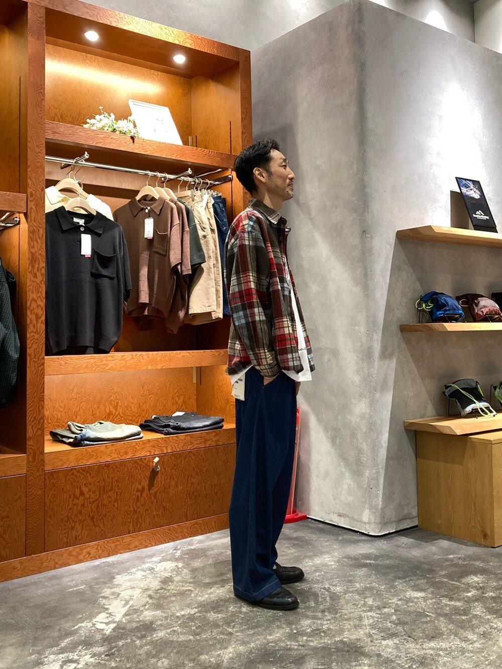 ブルー系のデニムパンツ、ホワイト系のTシャツ/カットソー、ブラウン系のシャツ/ブラウスを着用したメンズの秋コーディネートの2枚目の写真