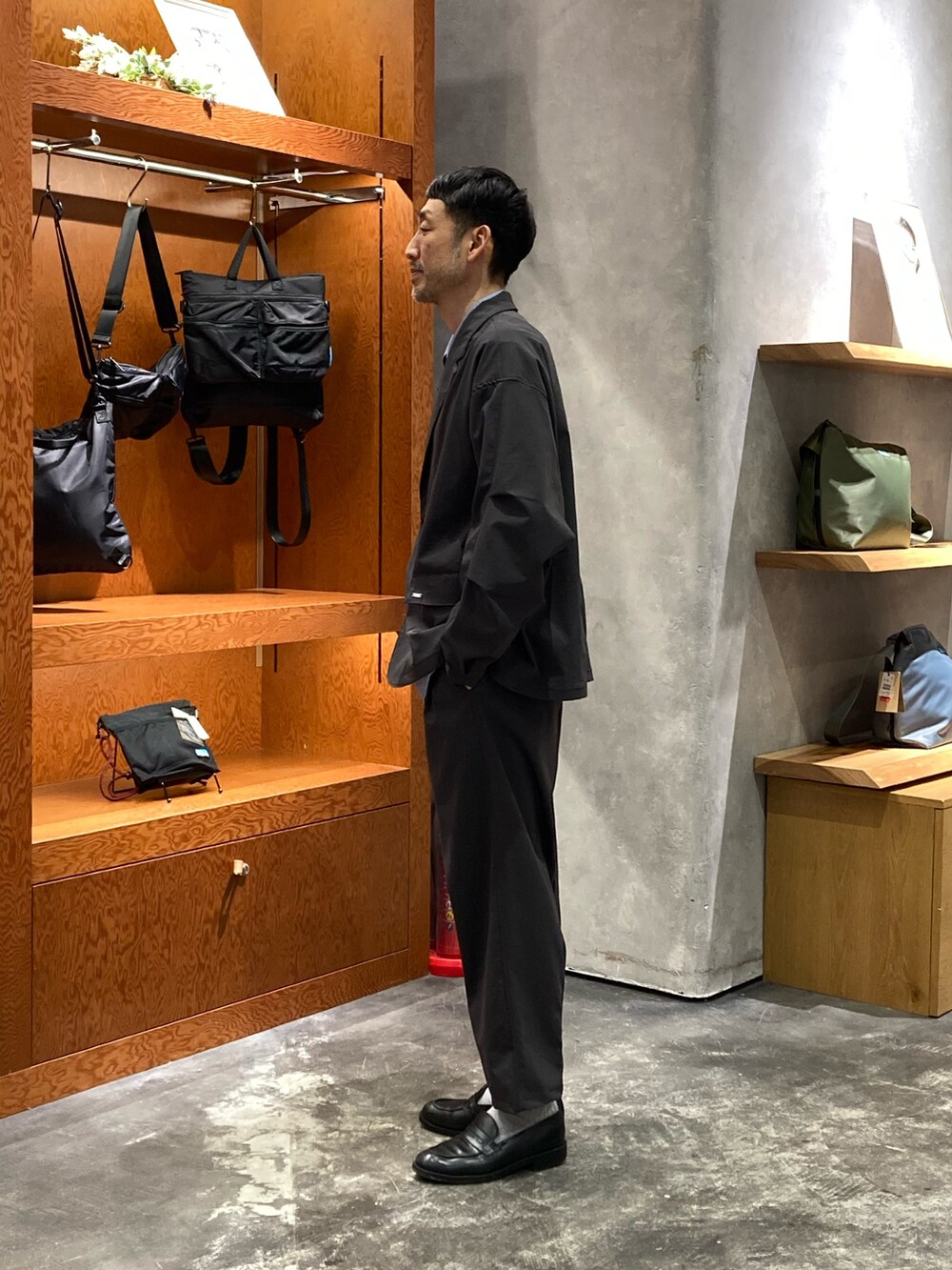 グレー系のテーラードジャケット、ブルー系のシャツ/ブラウス、グレー系のスラックスを着用したメンズの冬コーディネートの2枚目の写真