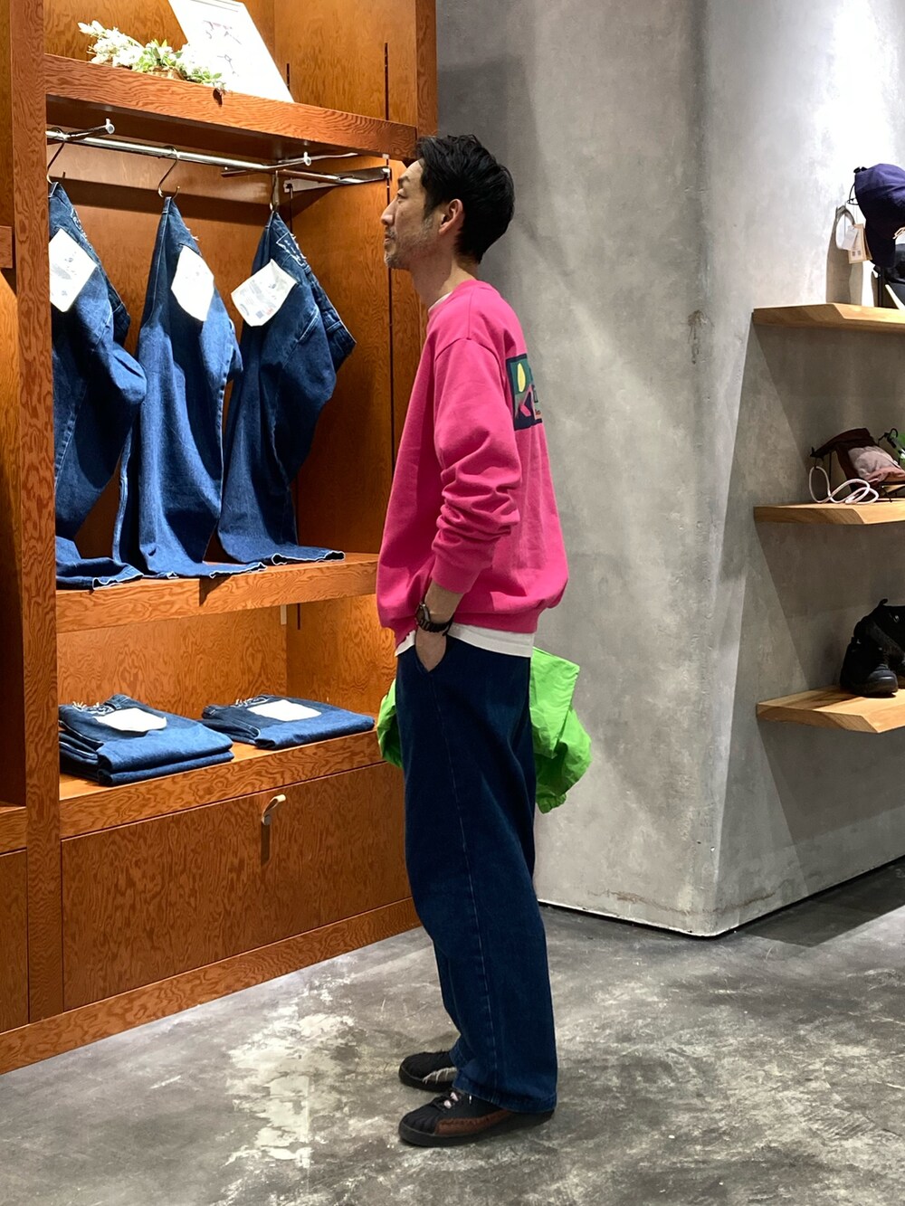 ピンク系のTシャツ/カットソー、ブルー系のデニムパンツ、グリーン系のパーカーを着用したメンズの冬コーディネートの2枚目の写真