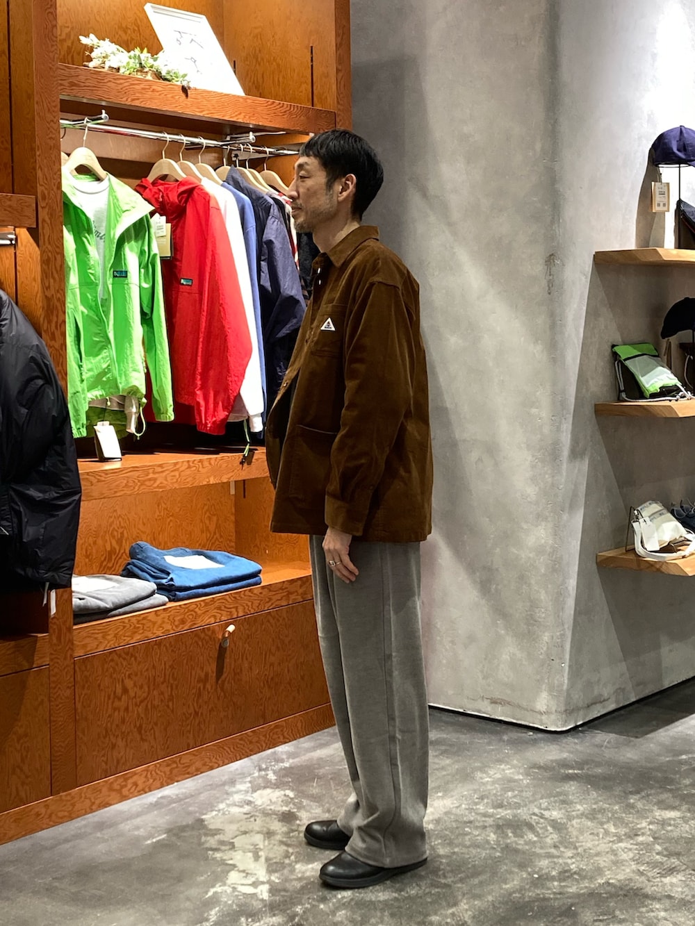 グレー系のその他パンツ、イエロー系のその他アウターを着用したメンズの冬コーディネートの2枚目の写真