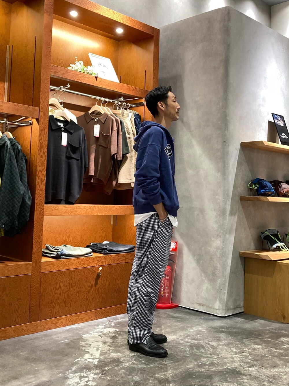 ブルー系のその他パンツ、ホワイト系のTシャツ/カットソー、ブルー系のパーカーを着用したメンズの秋コーディネートの2枚目の写真