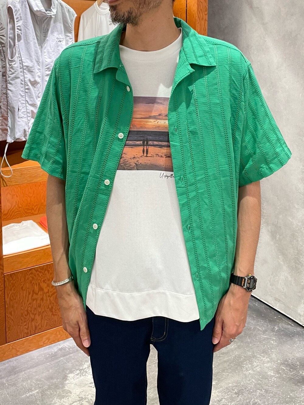 ブルー系のデニムパンツ、グリーン系のシャツ/ブラウス、ホワイト系のTシャツ/カットソーを着用したメンズの夏コーディネートの2枚目の写真