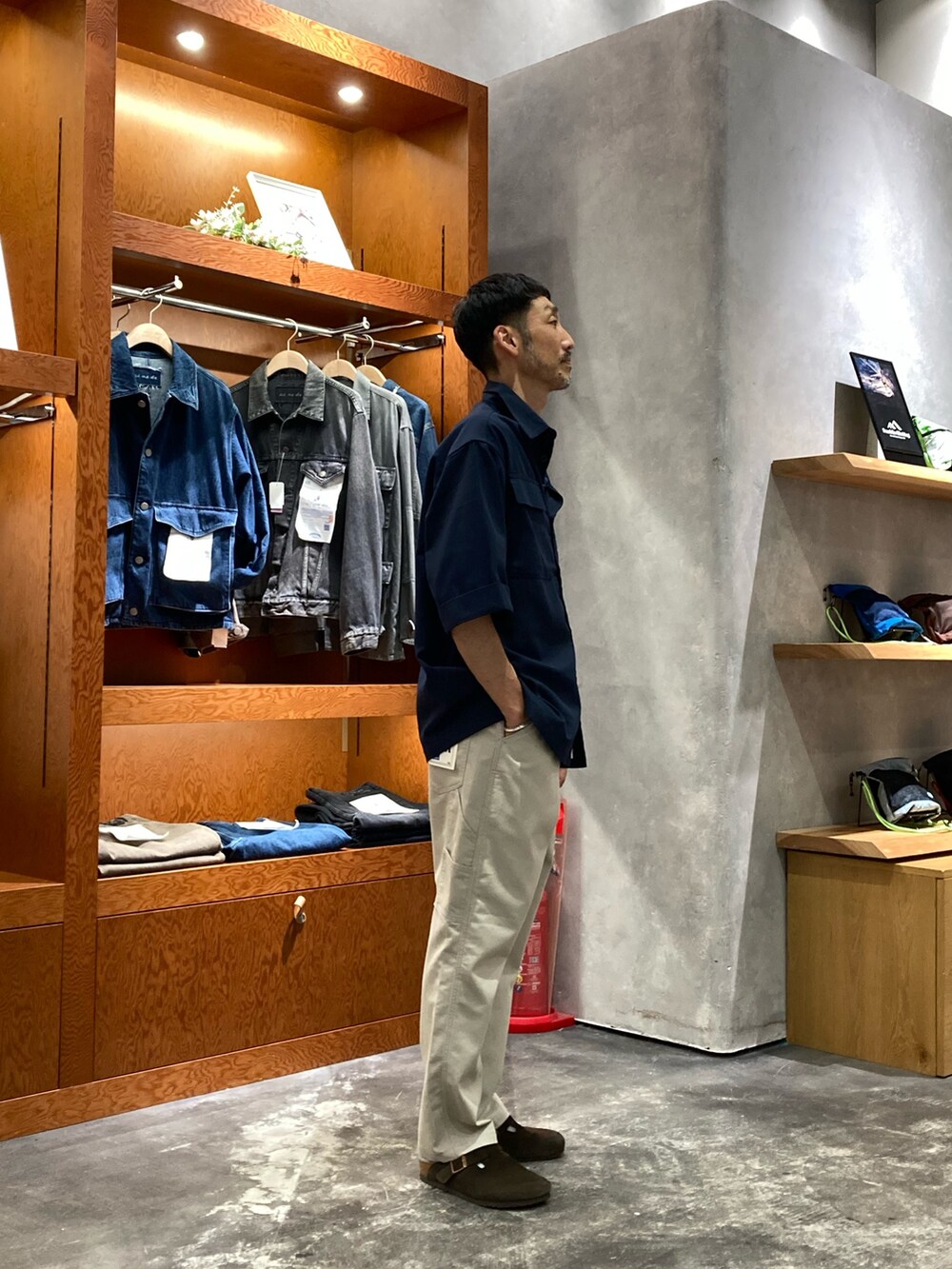 ブルー系のシャツ/ブラウス、グレー系のデニムパンツを着用したメンズの夏コーディネートの2枚目の写真