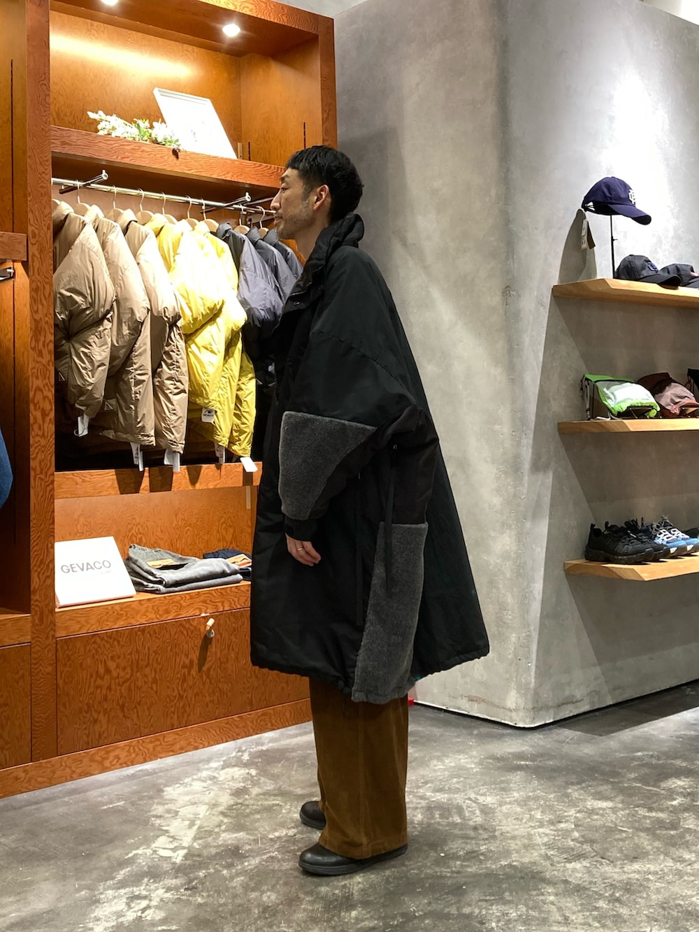 ブラック系のモッズコート、グレー系のTシャツ/カットソーを着用したメンズの冬コーディネートの2枚目の写真