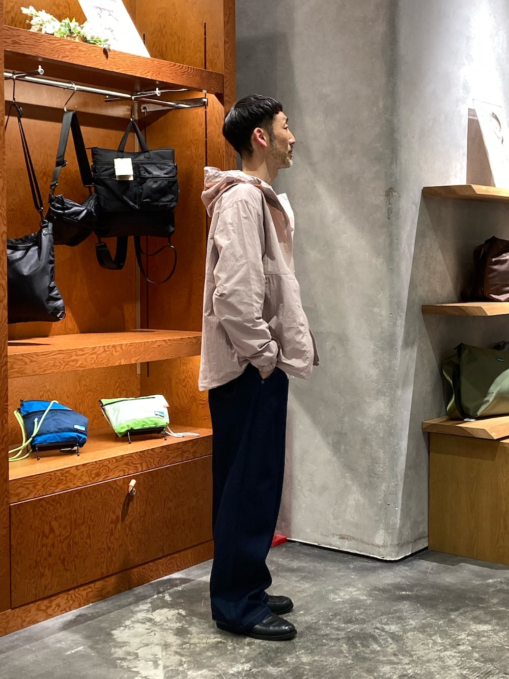 ブルー系のデニムパンツ、ピンク系のパーカー、グレー系のスウェットを着用したメンズの冬コーディネートの2枚目の写真