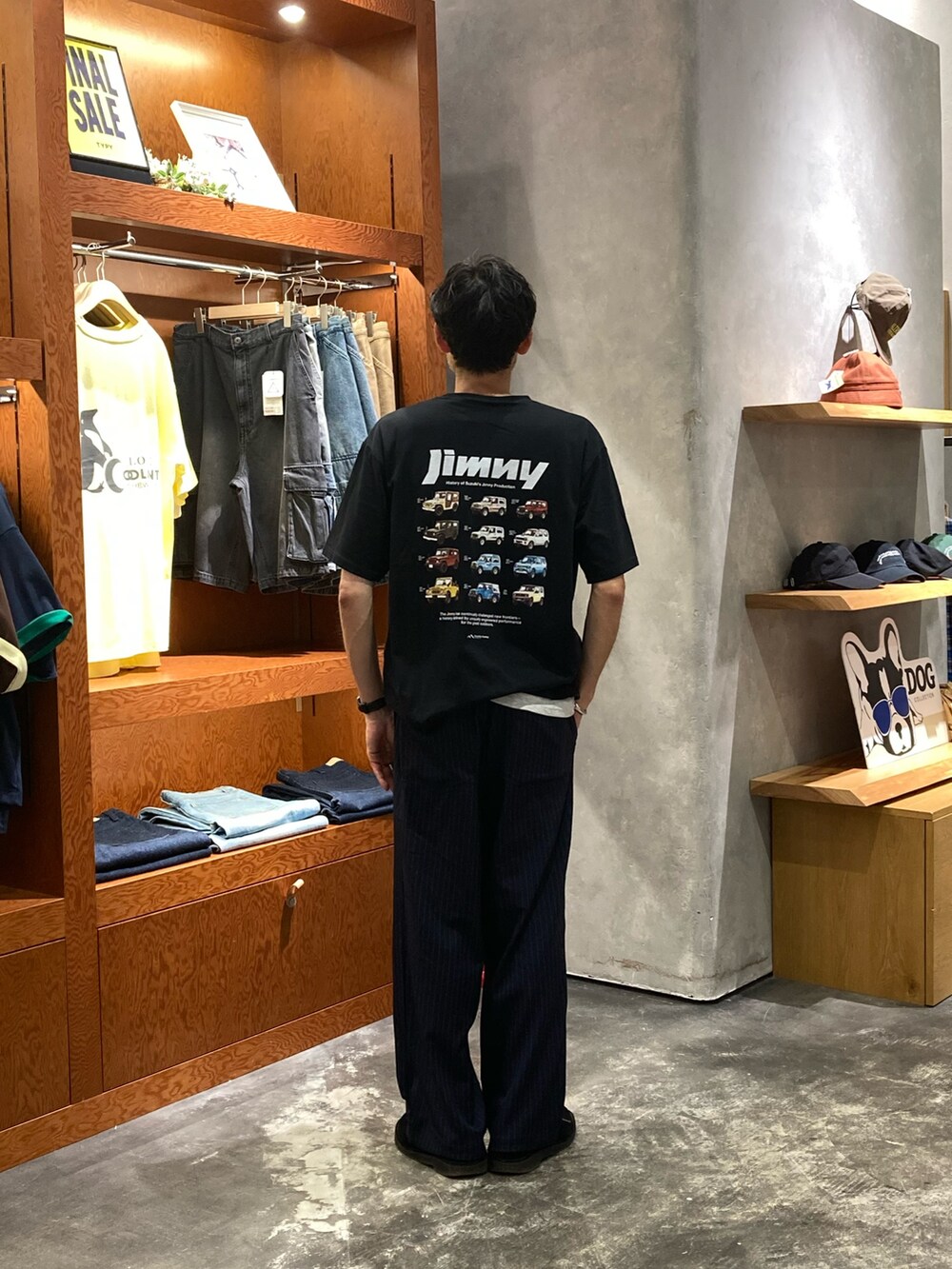 ホワイト系のボディバッグ/ウエストポーチ、ブラック系のTシャツ/カットソーを着用したメンズの夏コーディネートの3枚目の写真