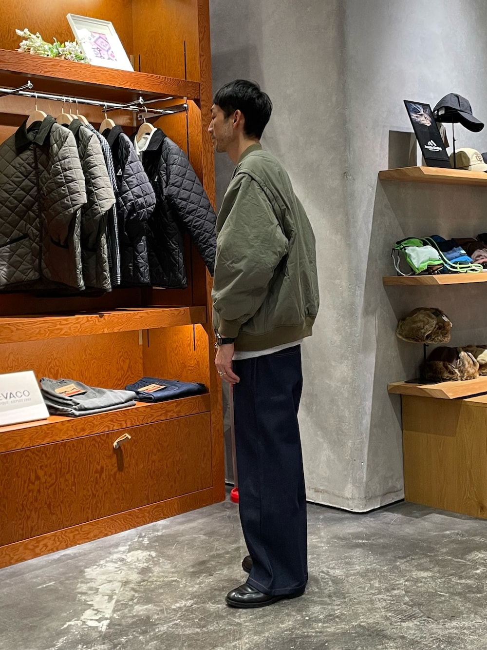 ブルー系のデニムパンツ、グレー系のスウェット、ブラック系のMA-1を着用したメンズの秋コーディネートの2枚目の写真