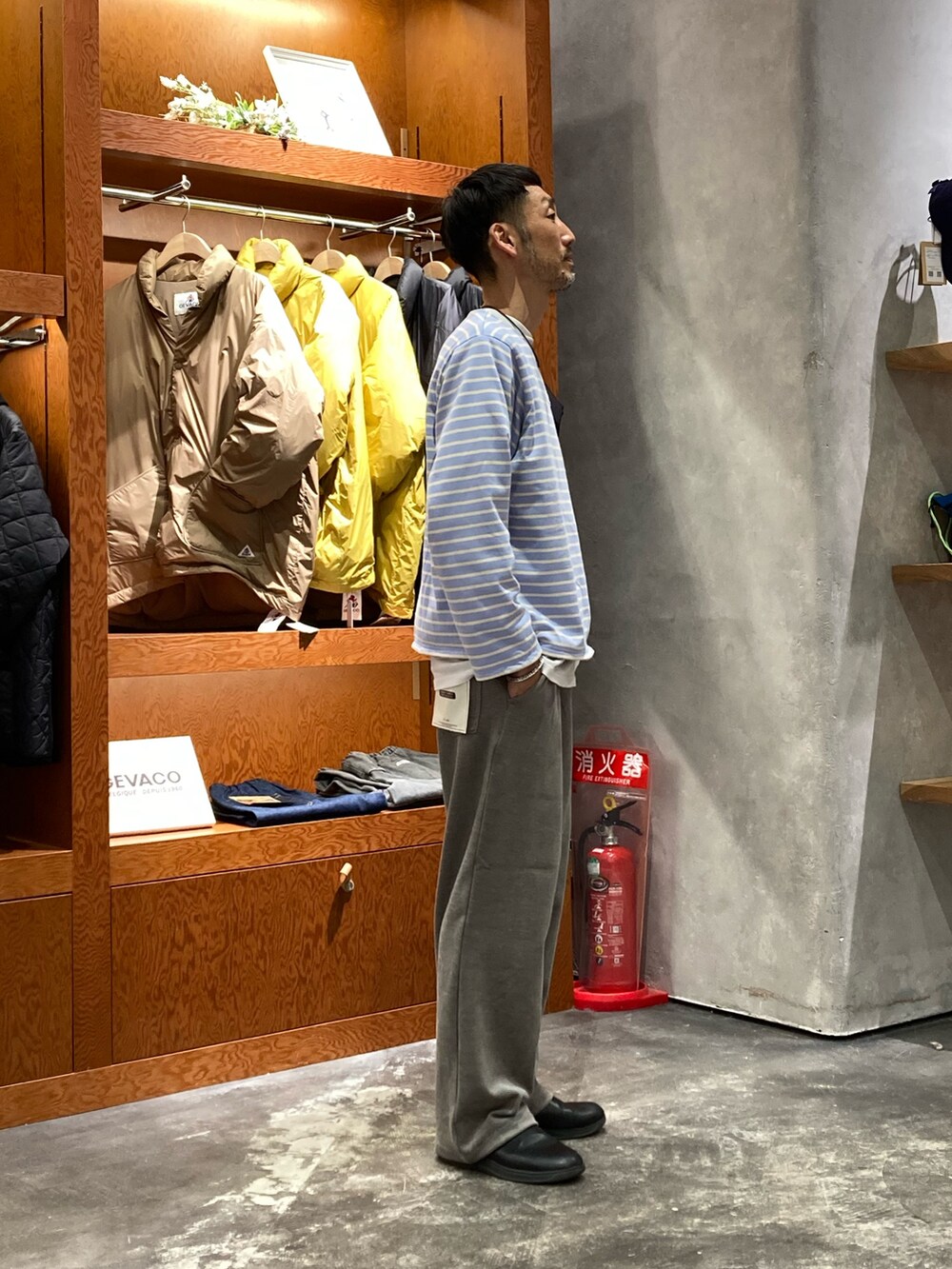 グレー系のその他パンツ、ブルー系のTシャツ/カットソーを着用したメンズの冬コーディネートの2枚目の写真