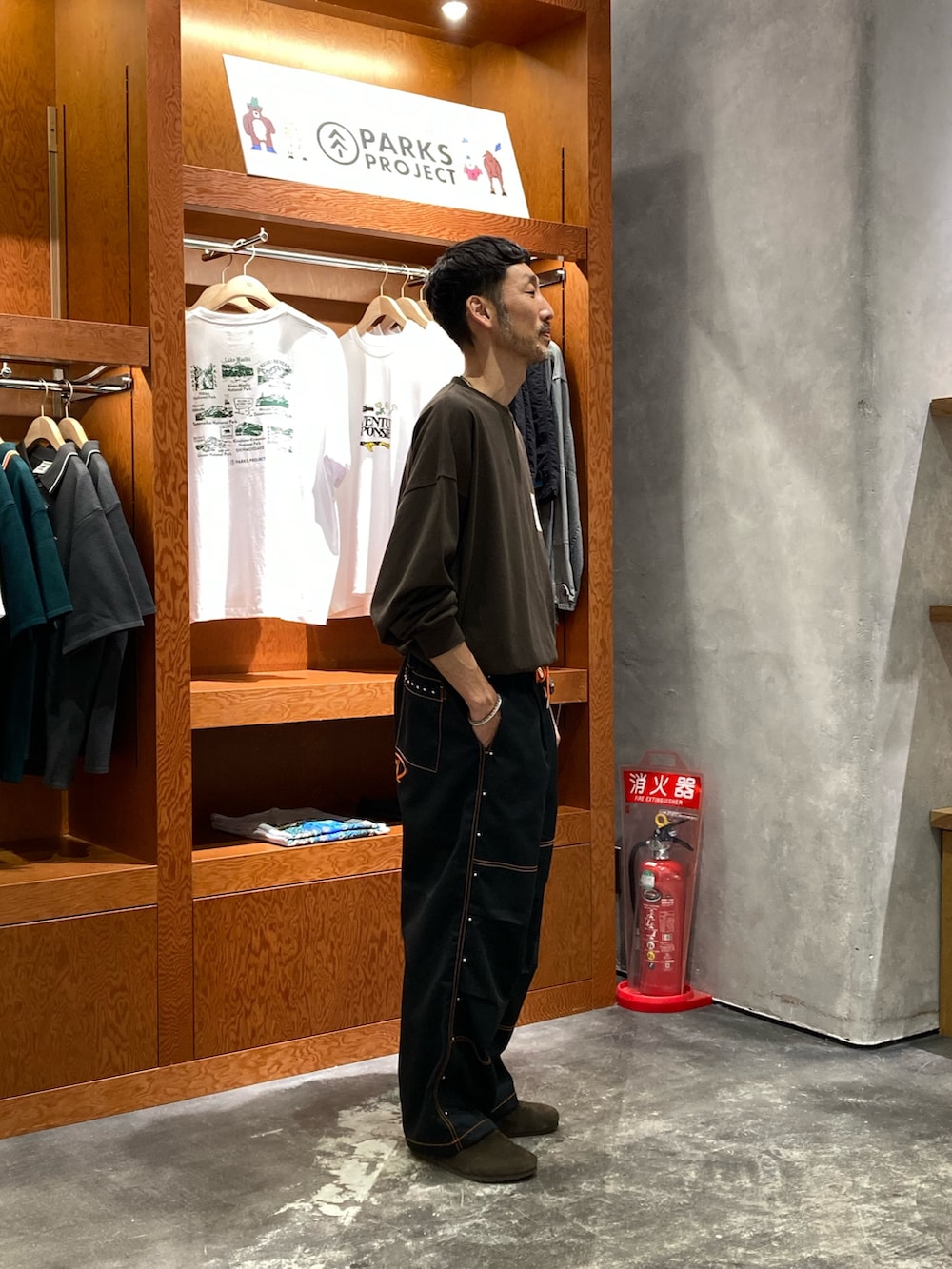 ブラック系のカーゴパンツ、グレー系のTシャツ/カットソーを着用したメンズの秋コーディネートの2枚目の写真