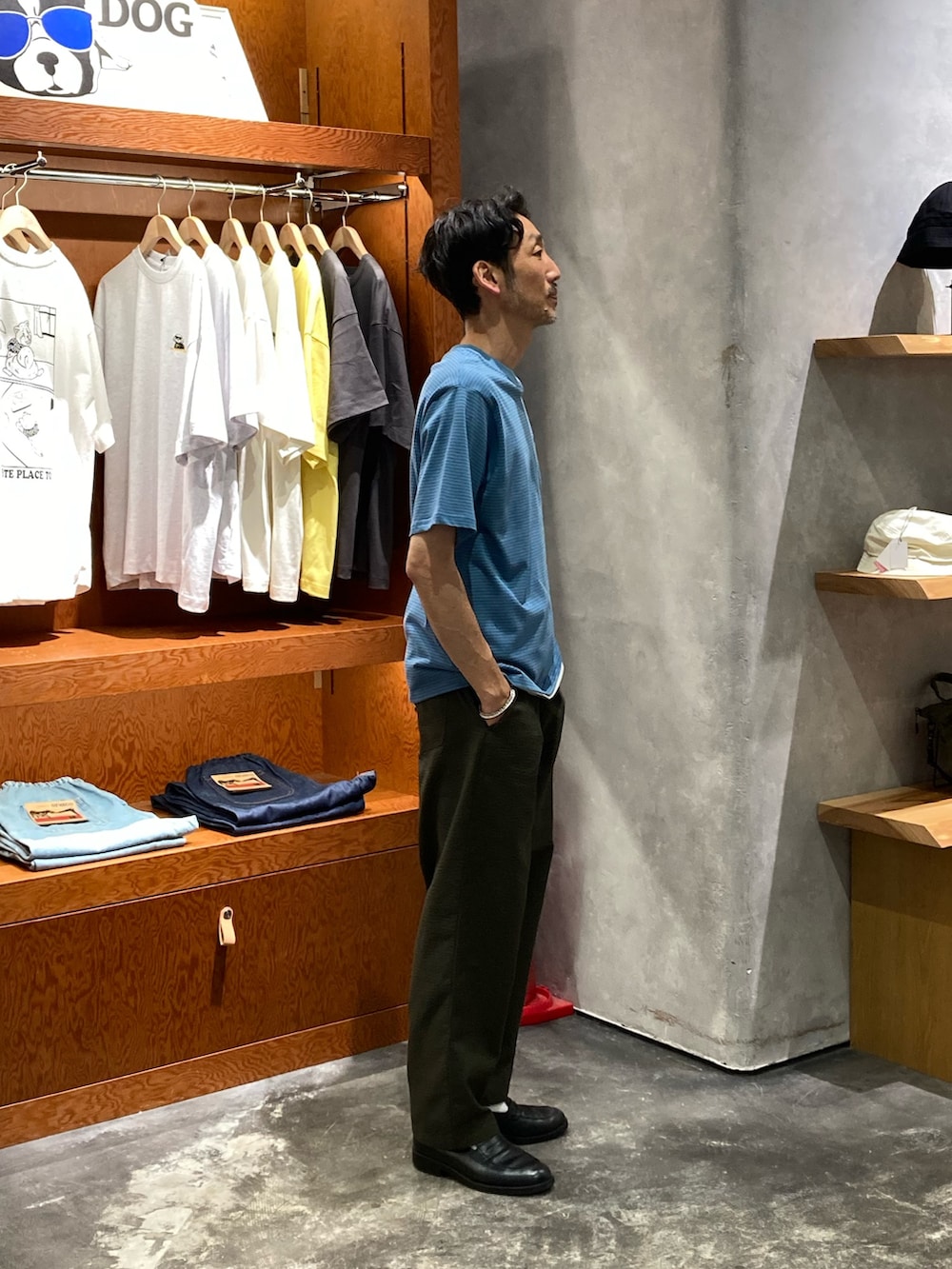 ブルー系のTシャツ/カットソー、グリーン系のその他パンツを着用したメンズの夏コーディネートの2枚目の写真