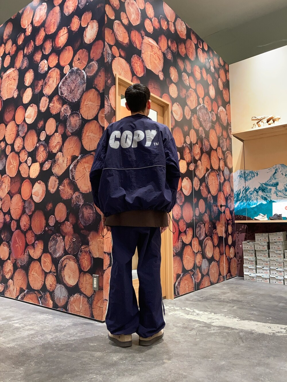 ブルー系のパンツ、ブルー系のジャケット/アウター、グレー系のTシャツ/カットソーを着用したメンズの春コーディネートの2枚目の写真