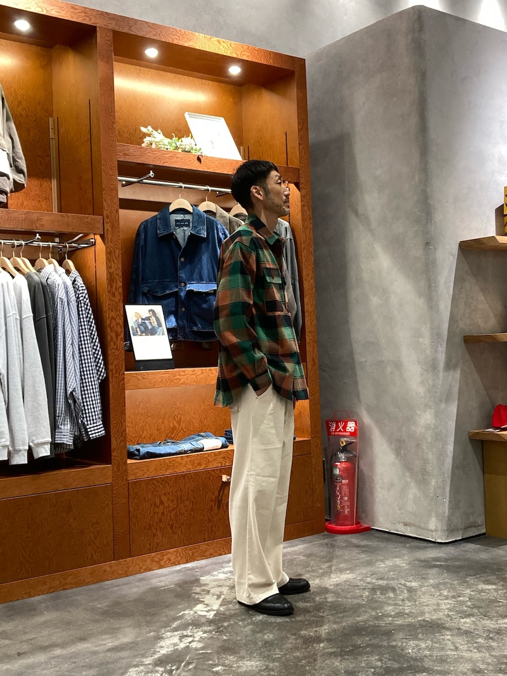 ホワイト系のデニムパンツ、グリーン系のシャツ/ブラウス、グレー系のTシャツ/カットソーを着用したメンズの秋コーディネートの2枚目の写真