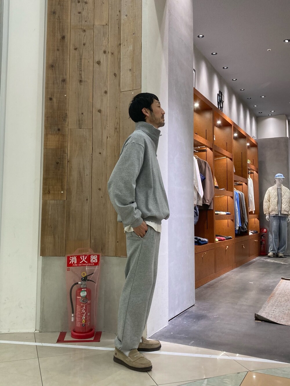 グレー系のスウェットパンツ、グレー系のスウェット、ホワイト系のTシャツ/カットソーを着用したメンズの春コーディネートの2枚目の写真