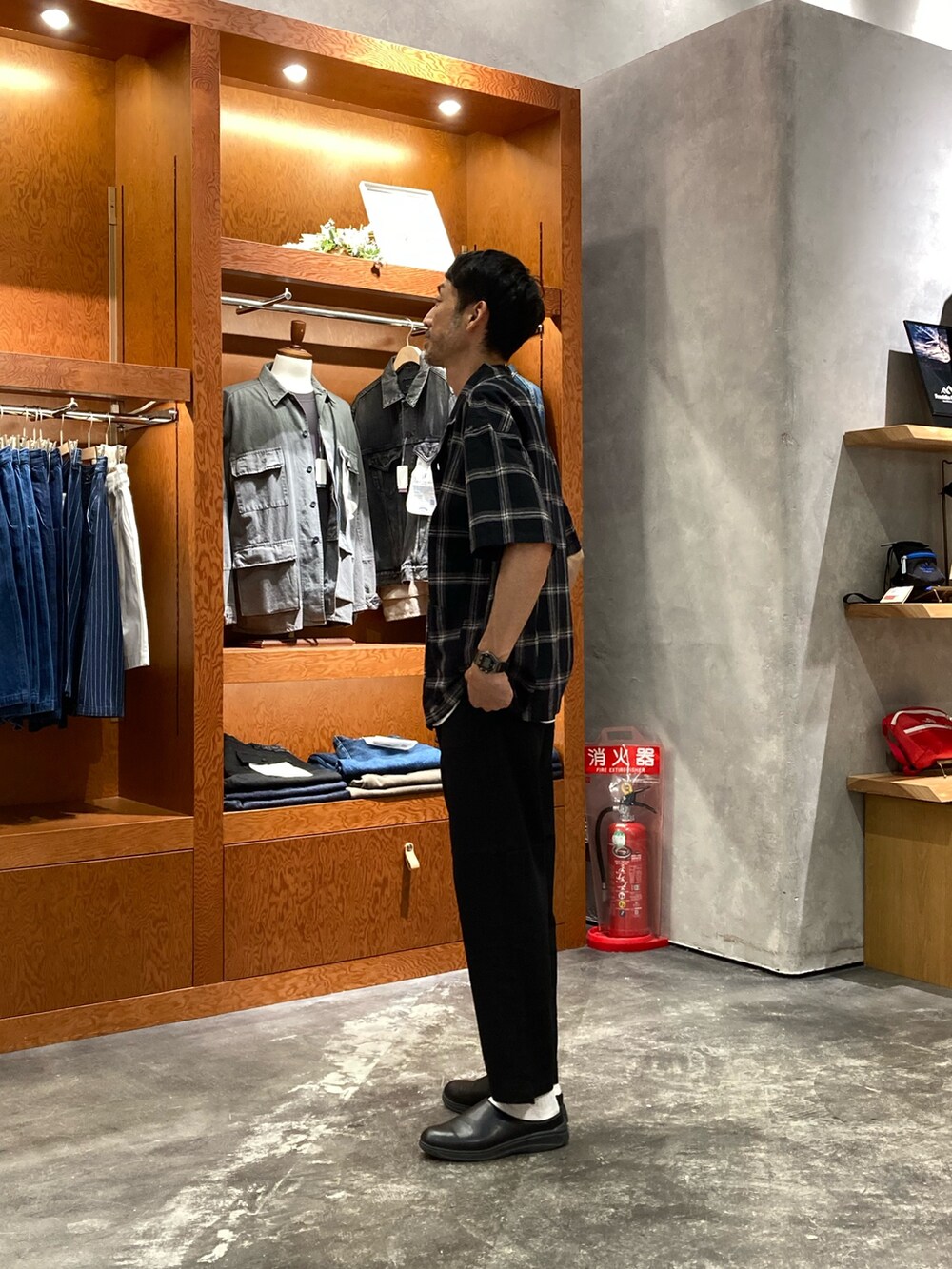 ブラック系のシャツ/ブラウス、ブラック系のチノパンツ、ホワイト系のタンクトップを着用したメンズの夏コーディネートの2枚目の写真