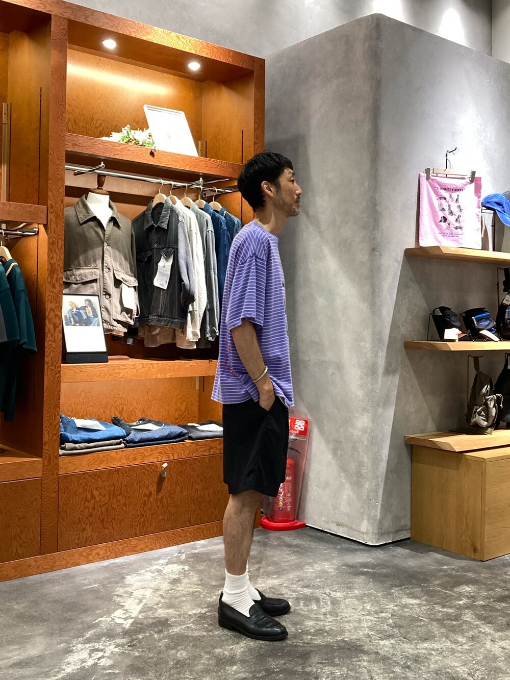 パープル系のTシャツ/カットソー、ブラック系の水着、ホワイト系のソックス/靴下を着用したメンズの夏コーディネートの2枚目の写真