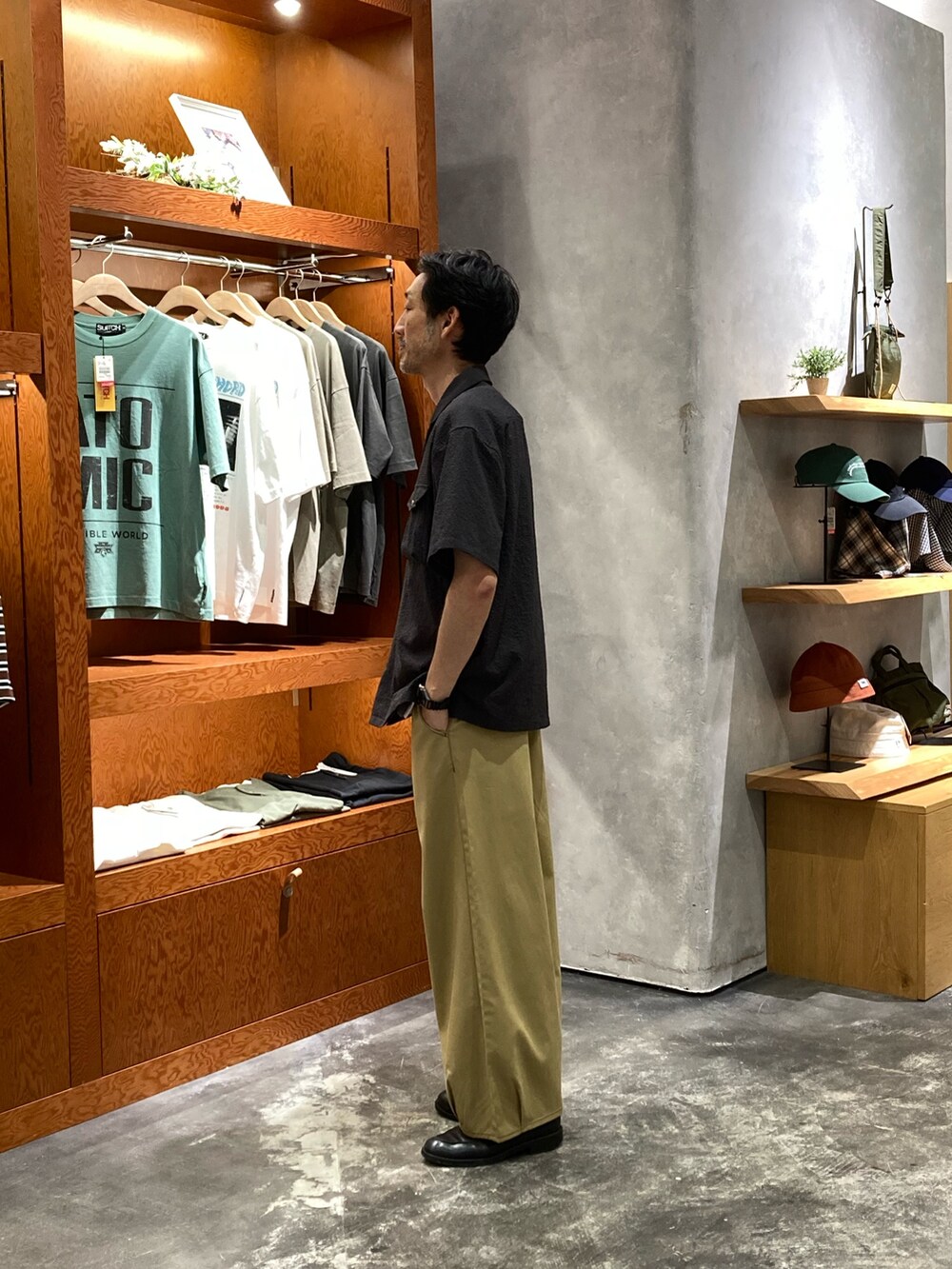 ベージュ系のチノパンツ、グレー系のシャツ/ブラウスを着用したメンズの夏コーディネートの2枚目の写真