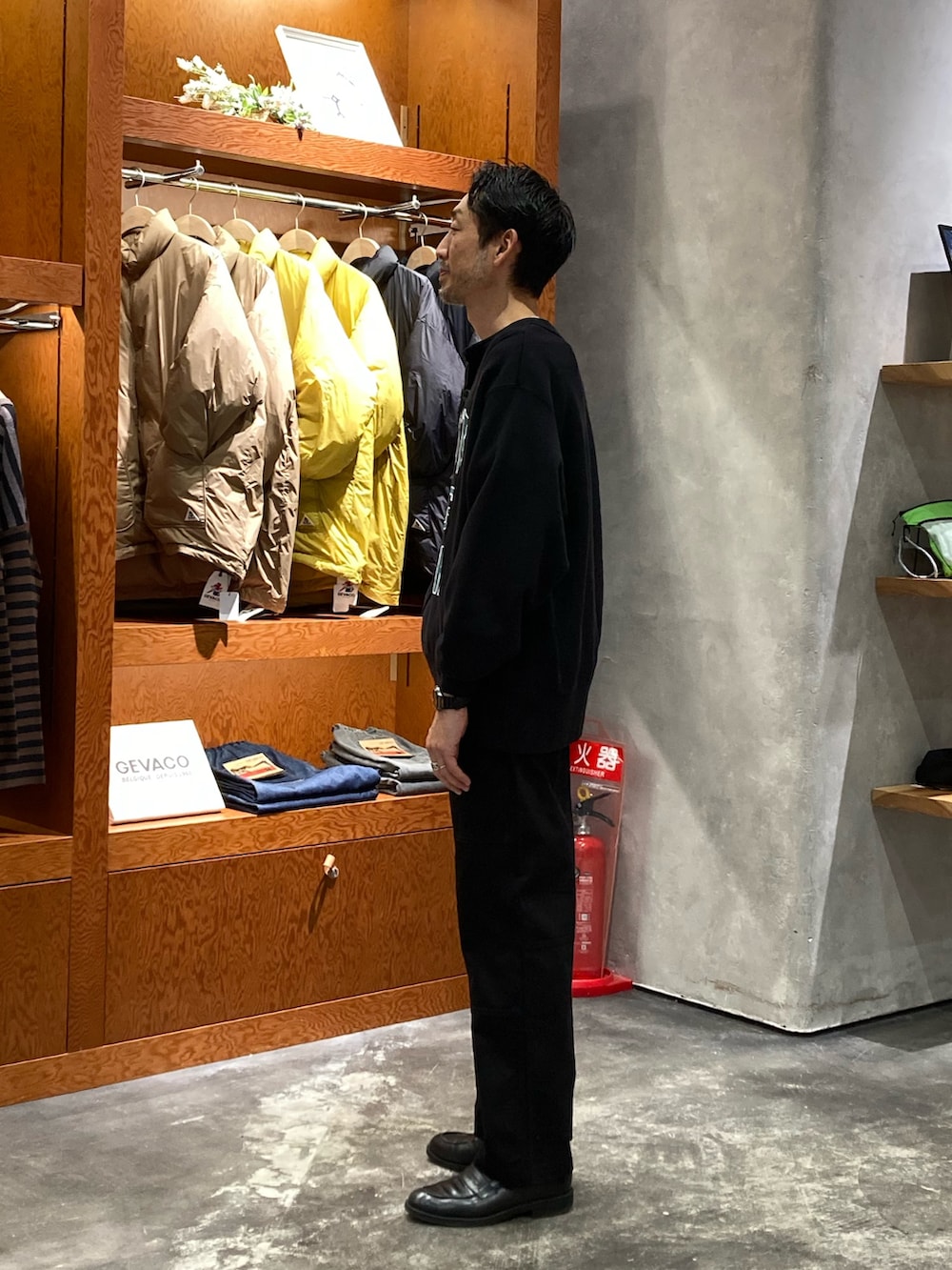 ブラック系のその他パンツ、ブラック系のスウェットを着用したメンズの冬コーディネートの2枚目の写真