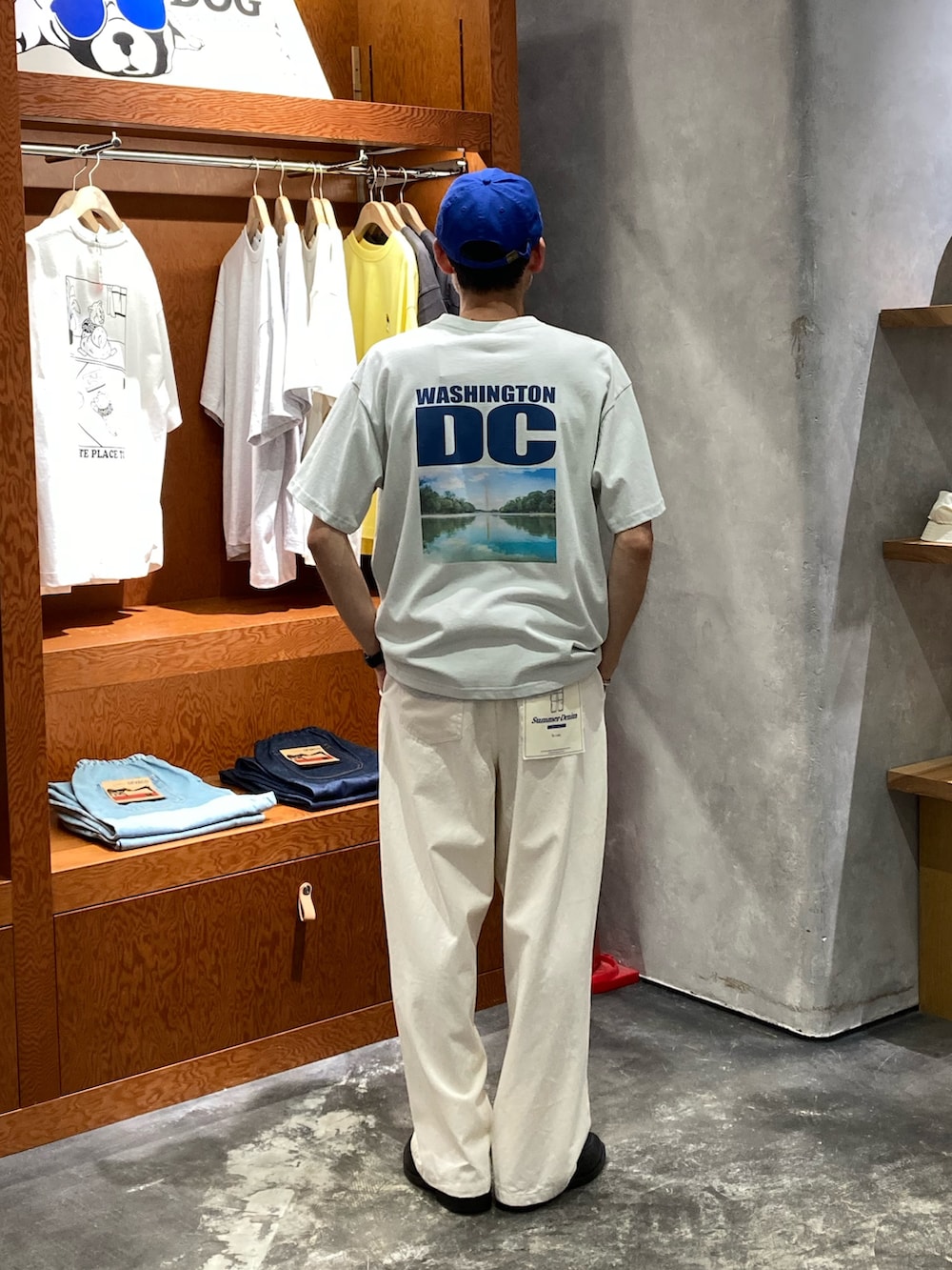 ホワイト系のデニムパンツ、グレー系のTシャツ/カットソー、ブルー系のキャップを着用したメンズの夏コーディネートの2枚目の写真