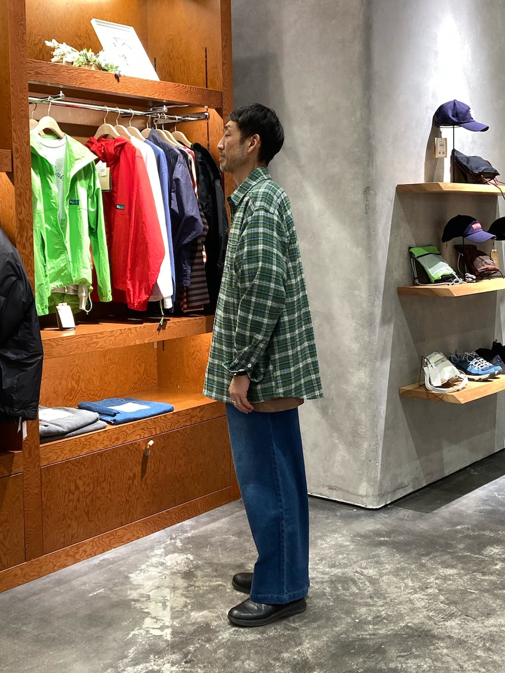 ブルー系のデニムパンツ、グリーン系のシャツ/ブラウスを着用したメンズの冬コーディネートの2枚目の写真