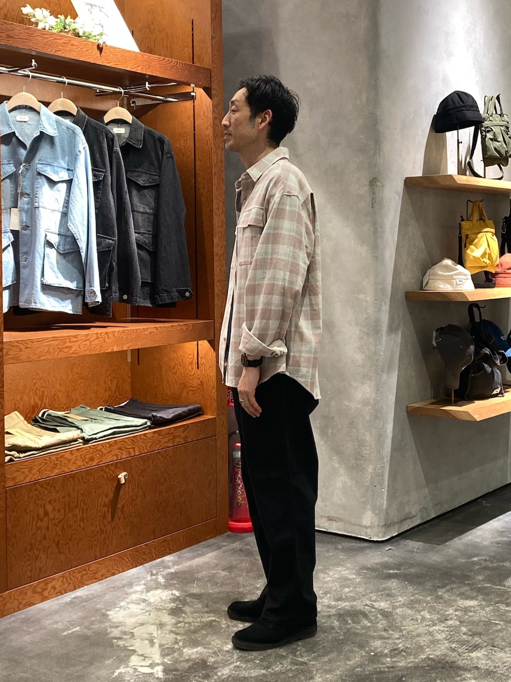 ピンク系のシャツ/ブラウス、グレー系のTシャツ/カットソー、ブラック系のカーゴパンツを着用したメンズの春コーディネートの2枚目の写真