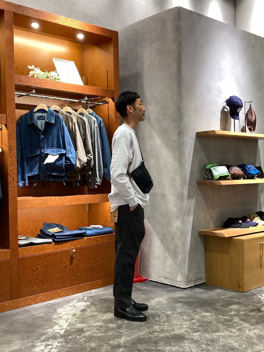 ブラック系のその他パンツ、ブラック系のショルダーバッグ、グレー系のスウェットを着用したメンズの秋コーディネートの2枚目の写真