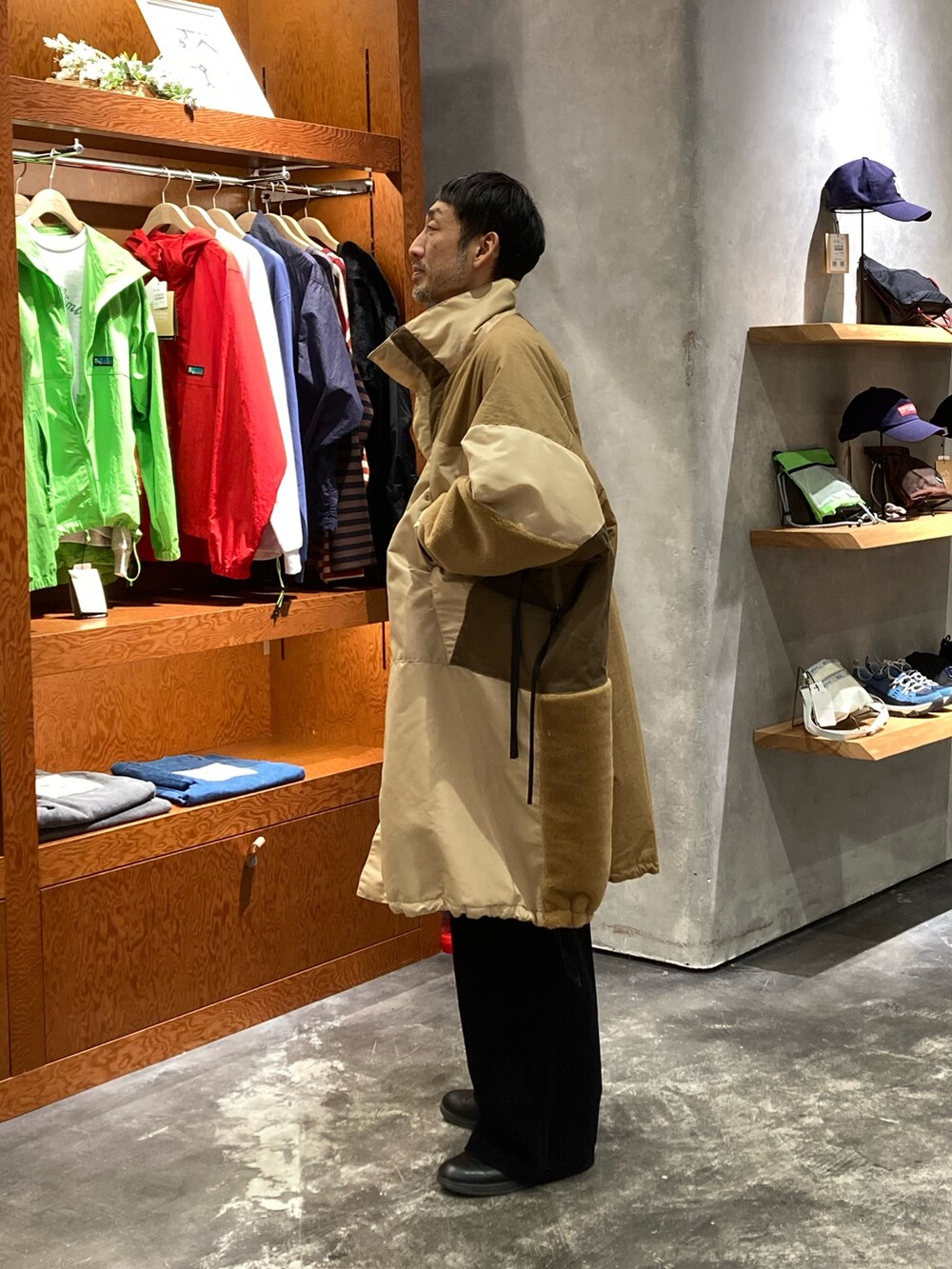 ブラック系のその他パンツ、イエロー系のモッズコートを着用したメンズの冬コーディネートの2枚目の写真