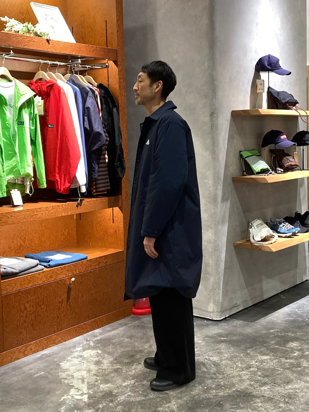 ブルー系のステンカラーコート、グレー系のスウェットを着用したメンズの冬コーディネートの2枚目の写真