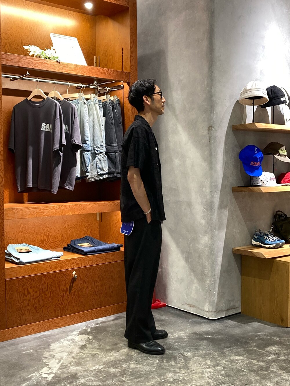 ブラック系のシャツ/ブラウス、グレー系のTシャツ/カットソー、ブラック系のスラックスを着用したメンズの夏コーディネートの2枚目の写真