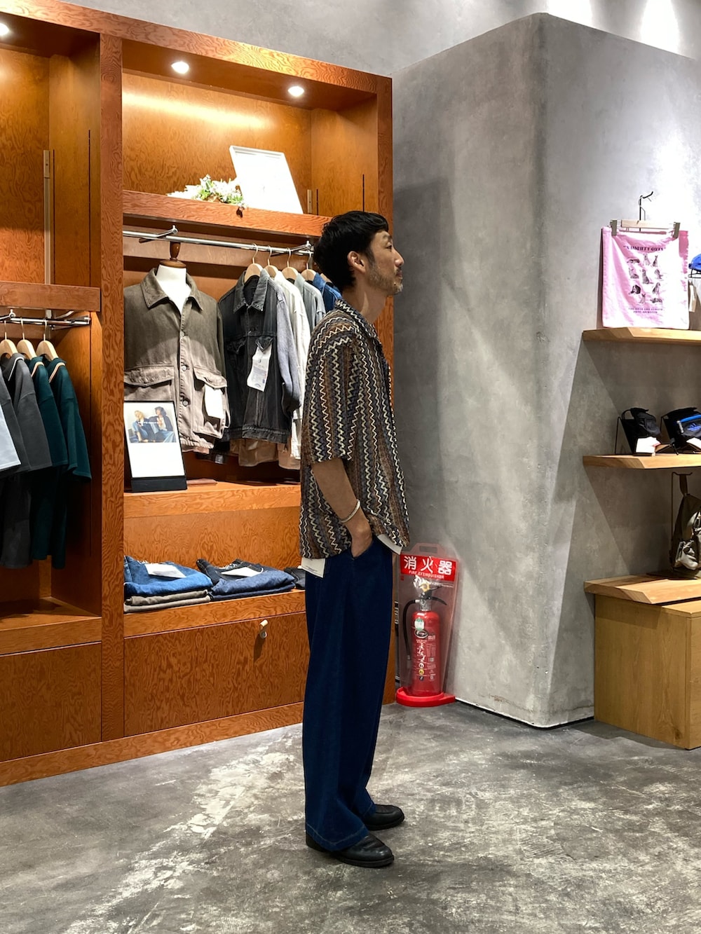 ブラウン系のシャツ/ブラウス、ホワイト系のタンクトップ、ブルー系のデニムパンツを着用したメンズの夏コーディネートの2枚目の写真