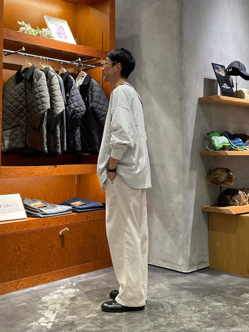 ホワイト系のTシャツ/カットソー、ブラック系のショルダーバッグ、ホワイト系のその他パンツを着用したメンズの秋コーディネートの2枚目の写真