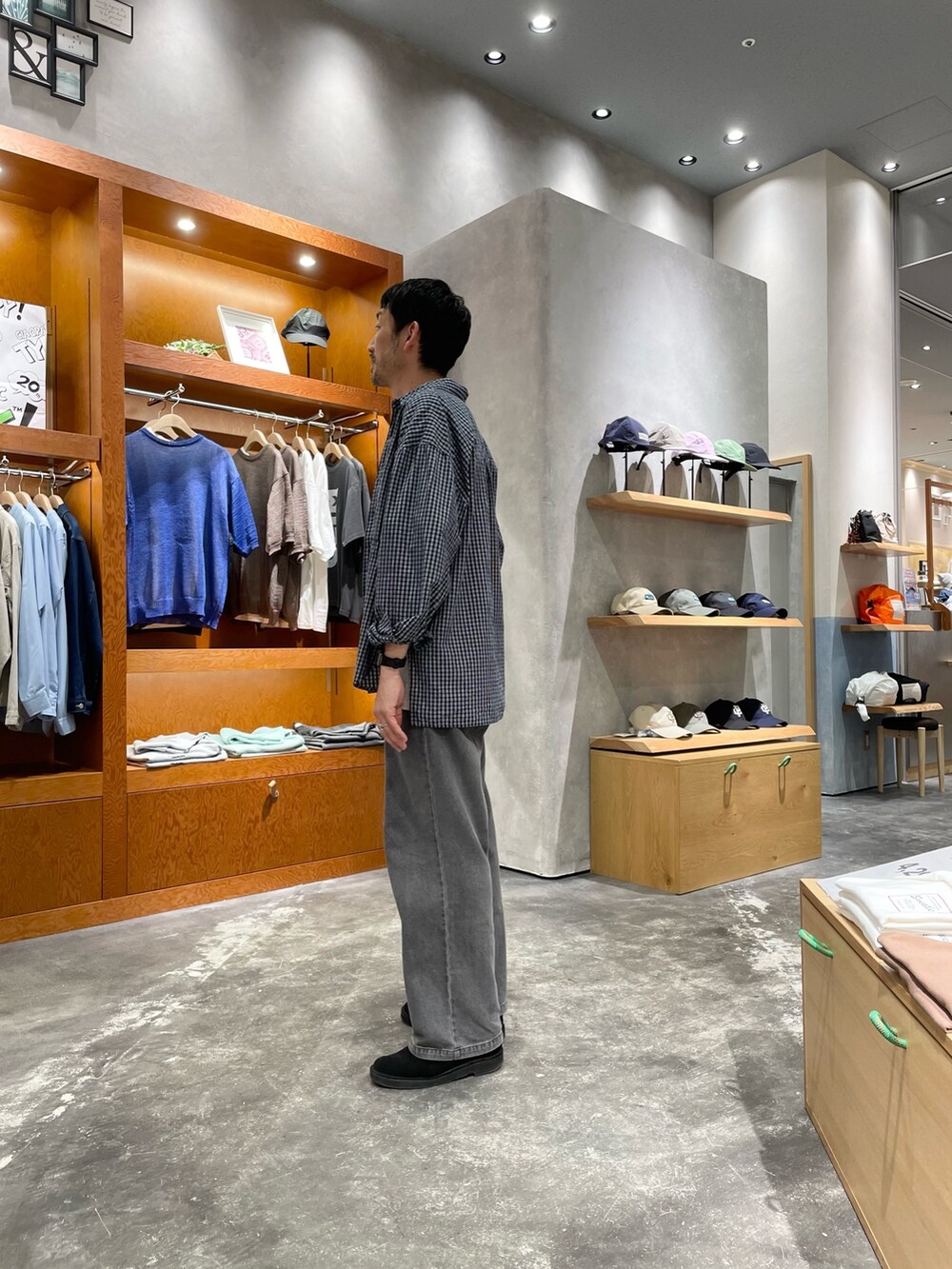 ブルー系のシャツ/ブラウス、グレー系のTシャツ/カットソー、ブラック系のデニムパンツを着用したメンズの春コーディネートの2枚目の写真